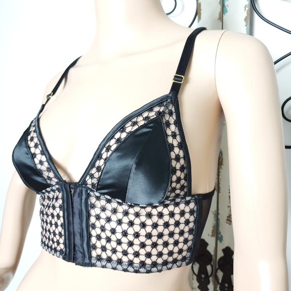 Victoria's Secret front close bra small - Picture 3 of 9